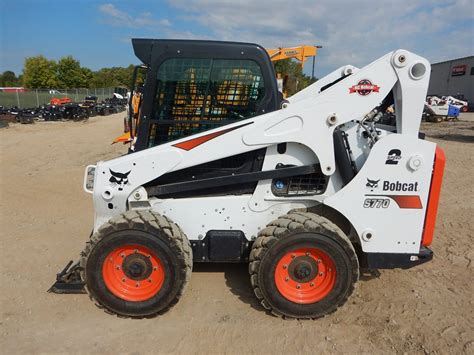 bobcat s770 tire size